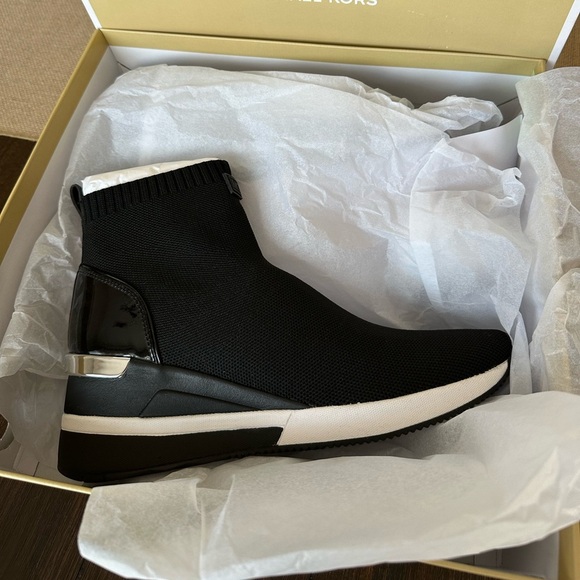 NWT Michael Kors Womens 9M Skyler Stretch-Knit Sock Sneaker Black White Booties - Picture 3 of 10